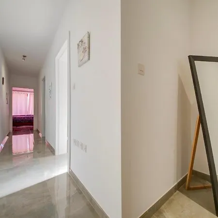 Modern & Two Bed - Balluta Bay - Sleep 6 דירה *