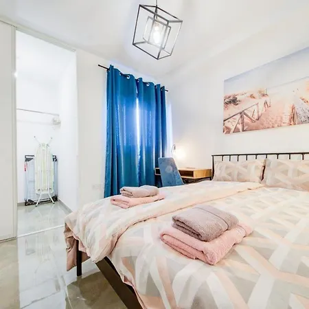 Modern & Two Bed - Balluta Bay - Sleep 6 Sliema