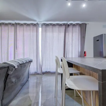 Modern & Two Bed - Balluta Bay - Sleep 6 דירה סליאמה